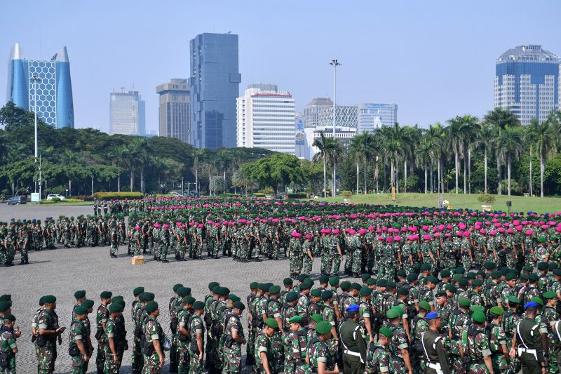 Prajurit TNI mengikuti apel pengamanan di Lapangan Monas, Jakarta, Senin (20/5). /Antara Foto. 