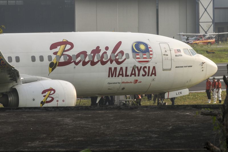Petugas melakukan pemeriksaan pesawat Maskapai Malindo Air (Batik Malaysia) yang keluar dari landas pacu di Bandar Udara Internasional Husein Sastranegara, Bandung, Jawa Barat, Kamis (20/6). /Antara Foto.