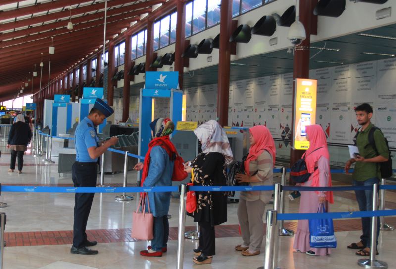 Petugas memeriksa tiket pesawat penumpang di Low Cost Carrier Terminal (LCCT) atau Terminal khusus penerbangan maskapai berbiaya rendah usai peresmian operasionalnya di Terminal 2 F Bandara Soekarno Hatta, Tangerang, Banten, Rabu (1/5). /Antara Foto. 