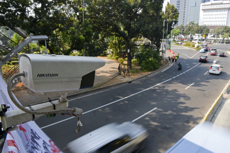 Kamera pengawas atau Closed Circuit Television (CCTV) terpasang di kawasan Jalan Medan Merdeka Barat, Jakarta, Senin (1/7). /Antara Foto. 