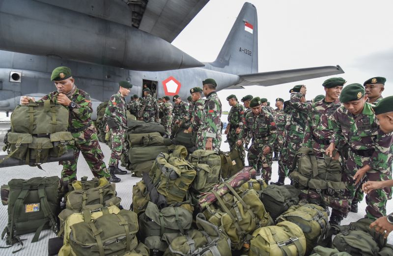 Anggota pasukan Divisi II Kostrad Batalyon Zeni Tempur (Zipur) 10 Darma Putra Malang tiba di Lombok International Airport (LIA) di Praya, Lombok Tengah, NTB, Jumat (22/2). (Antara Foto).