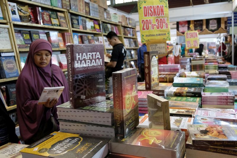 Pengunjung memilih buku di salah satu stan di arena Jogja Islamic Fair di Kompleks GOR Universitas Negeri Yogyakarta, DI Yogyakarta, Minggu (17/3). /Antara Foto. 