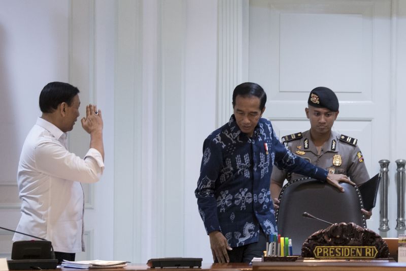 Presiden Joko Widodo (tengah) dan Menkopolhukam Wiranto (kiri) bersiap mengikuti rapat terbatas tentang ketersediaan anggaran dan pagu indikatif tahun 2020 di Kantor Presiden, Jakarta, Senin (22/4). /Antara Foto.