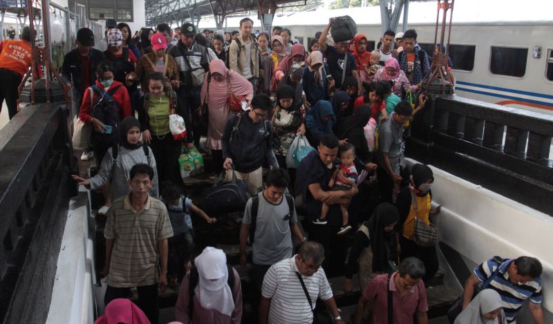 Penumpang kereta api Tawang Jaya Lebaran tiba di Stasiun Pasar Senen, Jakarta, Sabtu (8/6). /Antara Foto.
