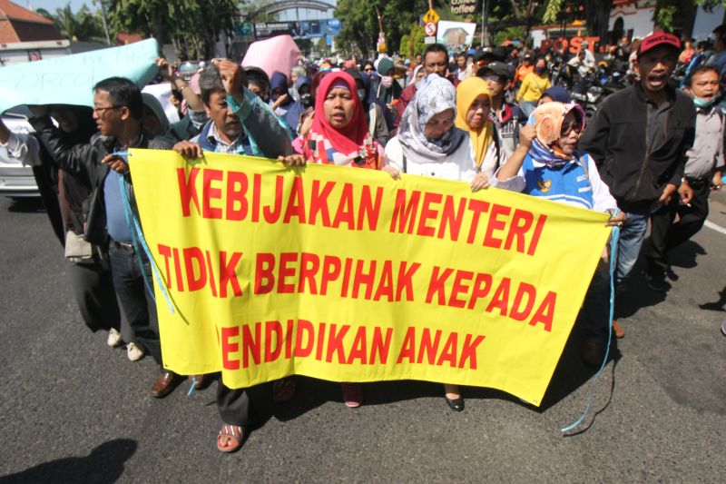 Warga berunjuk rasa di depan Gedung Negara Grahadi, Surabaya, Jawa Timur, Rabu (19/6). /Antara Foto. 