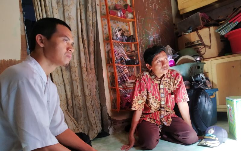 Nur Warsito (kanan), ayah Adam, berbincang dengan seorang relawan Bulan Sabit Merah Indonesia di rumahnya, di Kelurahan Jembatan Lima, Tambora, Jakarta Barat, Jumat (24/5). Alinea.id/Robertus Ronny Setiawan