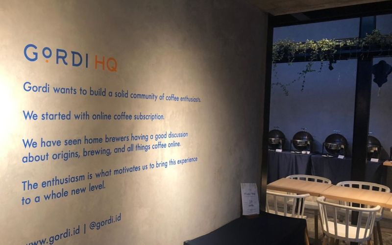 Teks di salah satu bidang dinding Gordi HQ menunjukkan pada mulanya kafe itu dirancang sebagai coffee shop. Alinea.id/Fadli Mubarak
