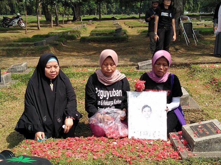 Orang tua korban pelanggaran HAM berziarah ke makam anaknya yang menjadi korban Tragedi Mei 1998. Alinea.id/Fadli Mubarok