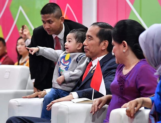 Presiden Joko Widodo dan Ibu Negara Iriana Jokowi mengajak Jan Ethes Srinarendra saat upacara pembukaan Asian Para Games 2018. (Facebook).
