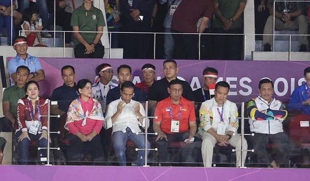 Presiden Joko Widodo dan Ibu Iriana menyaksikan langsung final bulu tangkis Asian Games 2018 di Istora Senayan, Rabu (22/8). (Twitter).