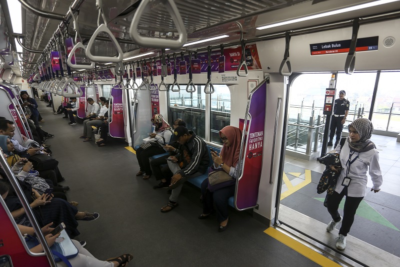Hari pertama fase operasi secara komersial (berbayar) di Stasiun MRT Lebak Bulus, Jakarta, Senin (1/4). / Antara Foto
