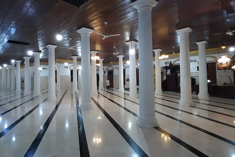 Pilar penyangga Masjid Jami Annawier berjumlah 33 buah. Alinea.id/Achmad Al Fiqri