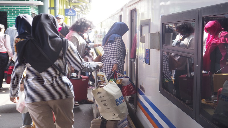 Penumpang berangkat dari Stasiun Gambir, Jakarta, Minggu (9/6). Alinea.id/Eka Setiyaningsih