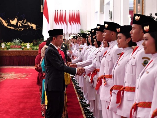 Presiden Joko Widodo memberikan selamat kepada anggota Pasukan Pengibar Bendera yang merupakan pelajar SMA dari seluruh Indonesia. (Facebook).