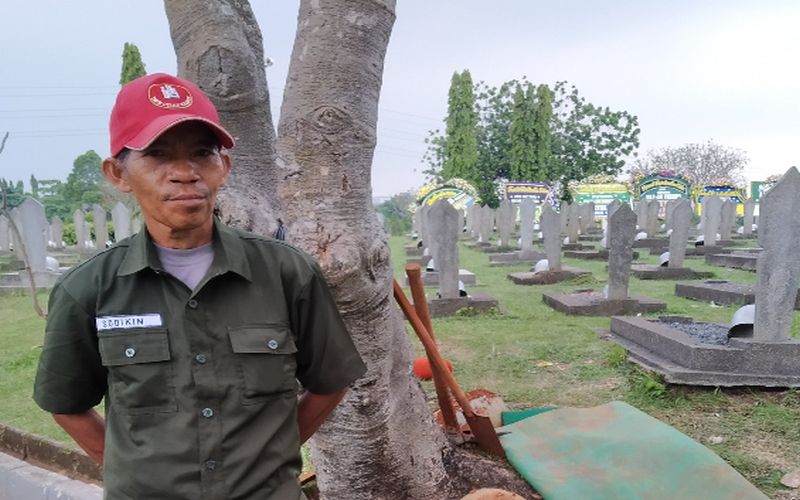 Sodikin, 53 tahun, salah satu penggali lahad di TMPN Kalibata. Alinea.id/Robertus Rony Setiawan