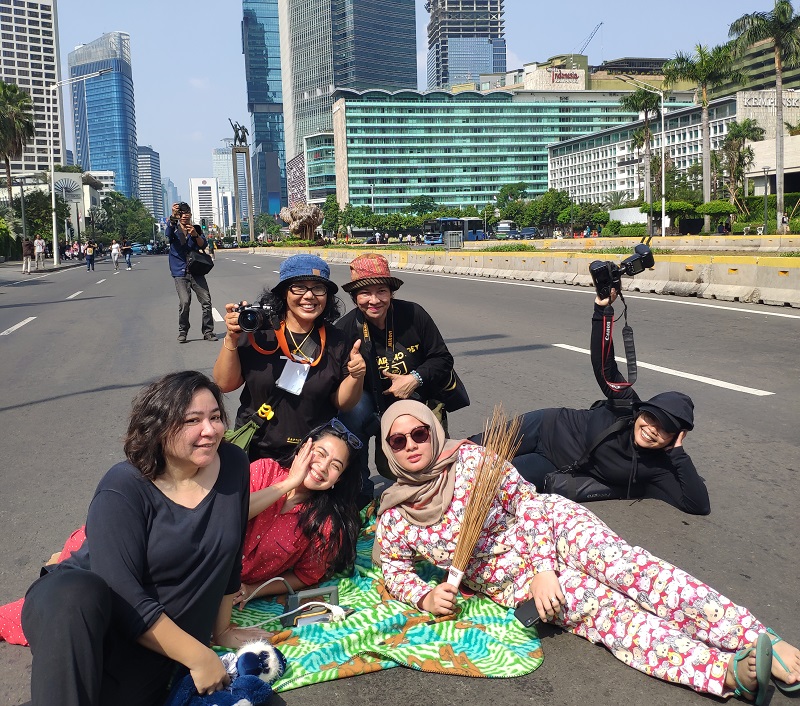 Warga Ibu Kota yang tidak mudik memanfaatkan jalanan sepi untuk berfoto. Alinea.id/Annisa Rahmawati