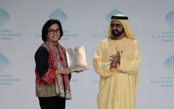 Menkeu Sri Mulyani Indrawati (kiri) menerima Penghargaan Menteri Terbaik yang diserahkan oleh Pemimpin dan Perdana Menteri Dubai yang juga Wakil Presiden UEA, Sheikh Mohammed bin Rashid al-Maktoum (kanan)/Antara Foto.
