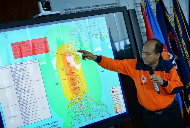 Kepala Pusat Data Informasi dan Hubungan Masyarakat Badan Nasional Penanggulangan Bencana (BNPB) Sutopo Purwo Nugroho menjelaskan bencana gempa dan tsunami yang terjadi di Palu dan Donggala, Sulawesi Tengah. (Antara Foto).