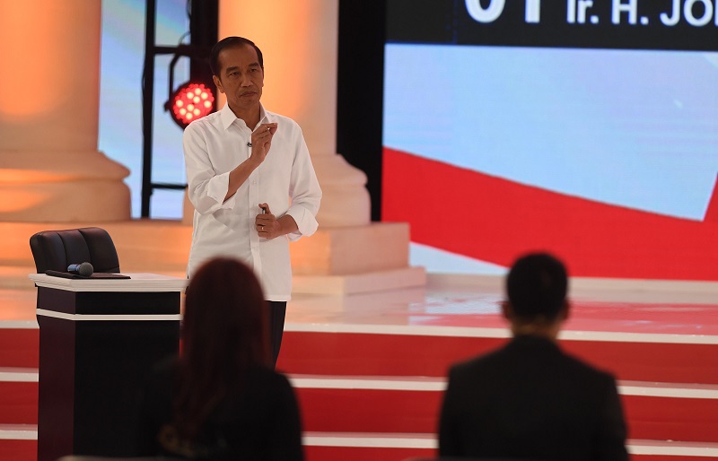 Calon presiden nomor urut 01 Joko Widodo saat pemaparan visi dan misi pada debat kedua. / Antara Foto