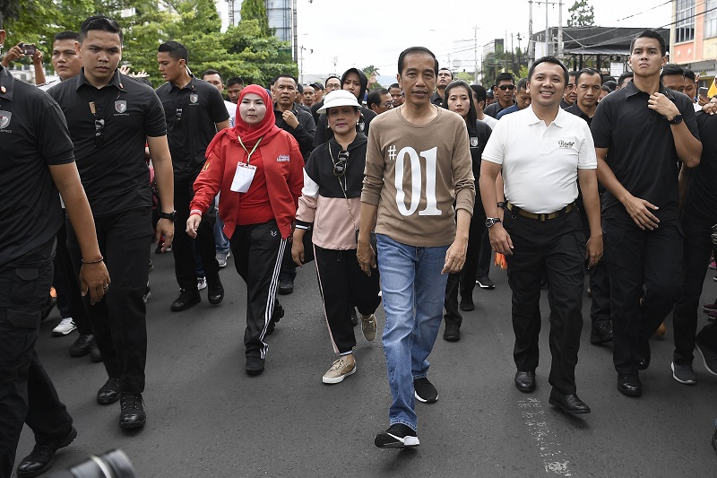 Calon Presiden nomor urut 01 Joko Widodo (tengah) didampingi istri Iriana Joko Widodo (keempat kiri) mengikuti jalan sehat bertajuk Sehat Bersama #01JokowiLagi di Lampung, Sabtu (24/11/2018). Jalan 