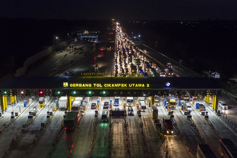 Arus lalu lintas pemudik ruas tol Jakarta-Cikampek mulai ramai pada Rabu (29/5) malam. / Antara Foto