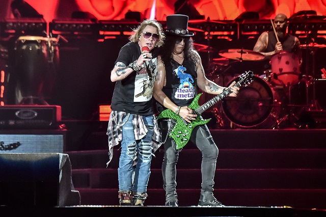 Vokalis Guns N' Roses Axl Rose (kiri) dan gitaris Slash (kanan) beraksi para konsernya yang bertajuk 'Not In This Lifetime' di Gelora Bung Karno, Jakarta, Kamis (8/11/2018). Pada konser tersebut Guns N' Roses membawakan sejumlah lagu andalannya salah satunya 'Welcome to The Jungle'./Antara Foto.