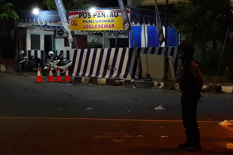 Sebuah ledakan bom bunuh diri di Pospam 1 Tugu Simpang Kertasura, Sukoharjo, Jawa Tengah, terjadi pukul 22.20 WIB. / Antara Foto