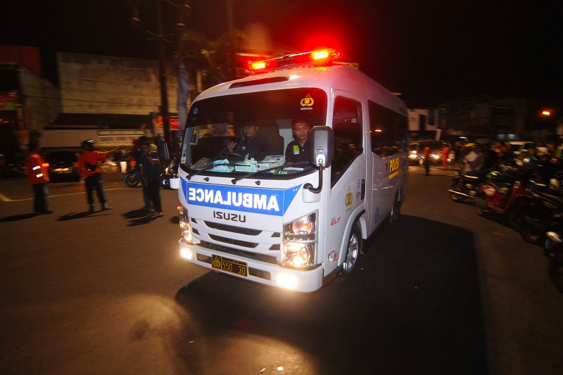 Mobil ambulans milik kepolisian tiba di lokasi kejadian ledakan di Pospam Kartasura, Sukoharjo, Jawa Tengah, Selasa (4/6). / Antara Foto