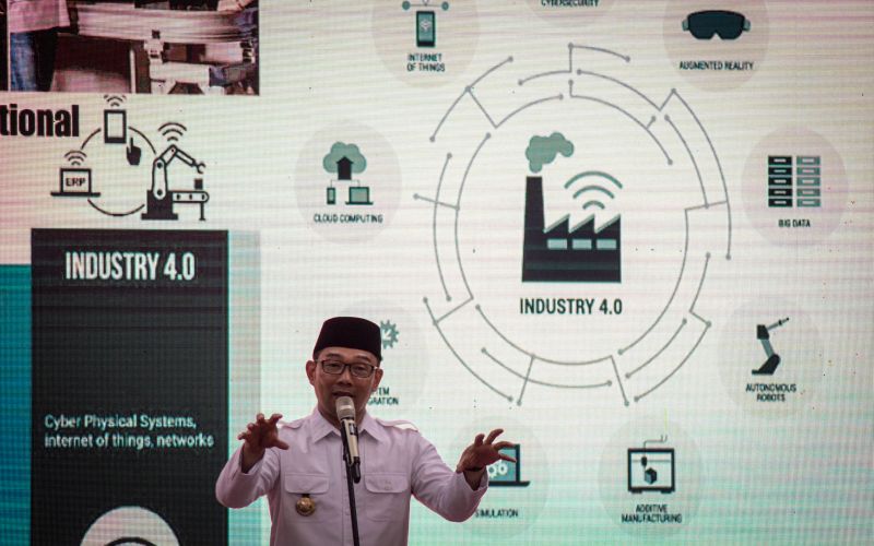  Gubernur Jawa Barat Ridwan Kamil menyampaikan sambutan saat peluncuran Patriot Desa Digital di Aula Barat Gedung Sate, Bandung, Jawa Barat, Senin (1/4). /Antara Foto