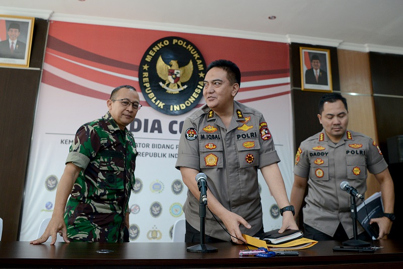 Kadiv Humas Polri Irjen Pol M. Iqbal (tengah) didampingi Kapuspen TNI Mayjen TNI Sisriadi (kiri) dan Kasubdit 1 Dittipidum Bareskrim Polri Kombes Pol Daddy Hartadi (kanan) usai memberikan keterangan pada wartawan terkait perkembangan kericuhan 21-22 Mei 2019 di Media Center Kemenko Polhukam, Jakarta, Selasa (11/6). / Antara Foto