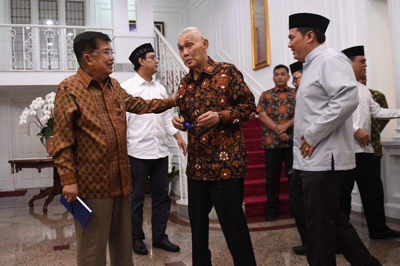 Wakil Presiden Jusuf Kalla (kiri) berbincang dengan mantan Wapres Try Sutrisno (tengah), seusai pertemuan dengan sejumlah tokoh nasional di rumah dinas Wakil Presiden, Jakarta Pusat, Kamis (23/5). / Antara Foto