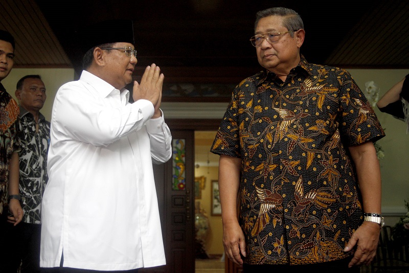 Ketua Umum Partai Gerindra Prabowo Subianto (kiri) bertemu Presiden ke-6 RI Susilo Bambang Yudhoyono (kanan) saat melayat di rumah duka, Cikeas, Bogor, Jawa Barat, Senin (3/6). / Antara Foto