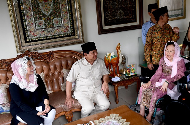 Bakal Calon Presiden Prabowo Subianto (tengah) berbincang dengan Istri almarhum Gus Dur, Sinta Nuriyah Wahid (kanan) dan anaknya Yenny Wahid (kiri) saat berkunjung ke rumah keluarga Gus Dur di Ciganjur, Jakarta, Kamis (13/9). (Antara Foto).