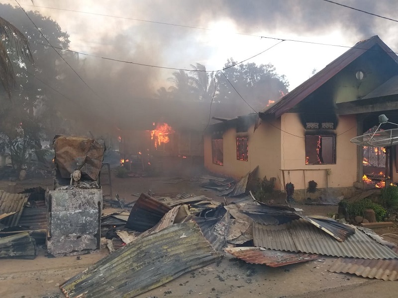 Puluhan rumah masih dalam kondisi terbakar di Desa Gunung Jaya usai terjadi keributan antar pemuda di perbatasan antara Desa Gunung Jaya dan Desa Sampuabalo, Buton, Sulawesi Tenggara, Rabu (5/6). / Antara Foto