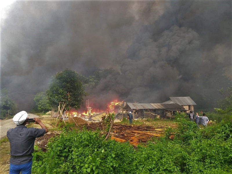 Sebanyak 87 unit rumah dibakar setelah keributan antar pemuda dari dua desa berbeda diwilayah tersebut pada hari Rabu 5 Juni 2019 sekitar pukul 14.30 Wita, akibat dari kejadian tersebut ratusan warga terpaksa mengungsi di Desa Laburunci, Buton. / Antara Foto