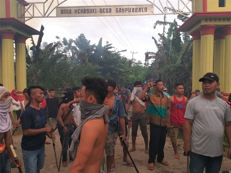 Puluhan pemuda dari Desa Sampuabalo berjaga-jaga usai terjadi keributan antar pemuda di perbatasan antara Desa Gunung Jaya dan Desa Sampuabalo, Buton, Sulawesi Tenggara, Rabu (5/6). / Antara Foto