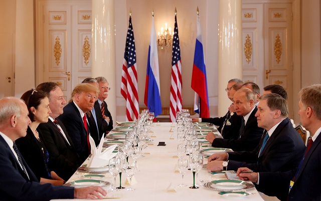 Presiden Amerika Serikat Donald Trump mengikuti pertemuan bilateral bersama Presiden Rusia Vladimir Putin di Helsinki, Finlandia, Senin (16/7)./Reuters