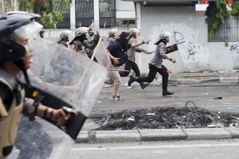 Suasana bentrokan antara petugas kepolisian dengan massa aksi di kawasan Tanah Abang, Jakarta, Rabu (22/5)./ Antara Foto