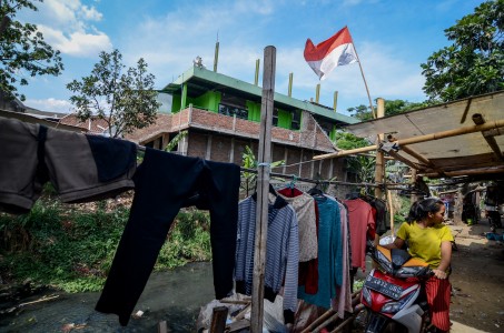 Warga beraktivitas di sebuah pemukiman di Bandung, Jawa Barat, Senin (17/9)./Antarafoto