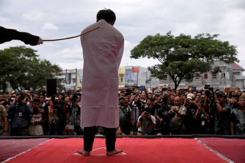 Pria di Aceh dihukum cambuk karena diduga berhubungan seks dengan teman prianya./ Reuters