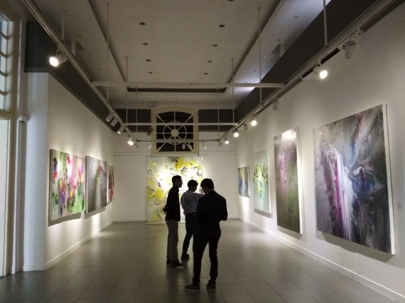 Pengunjung menikmati pameran lukisan Noor. (Alinea.id/Nanda Aria)
