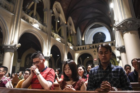 Umat Katolik melaksanakan misa malam Natal di Gereja Katedral, Jakarta, Senin (24/12)./ Antara Foto