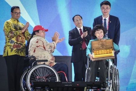 Presiden Paralympic Committee Indonesia Senny Marbun (kedua kiri) menyerahkan kotak bertuliskan kata "Ability" kepada Presiden Paralympic Committee Cina Zhang Haidi (kanan) saat Upacara Penutupan Asian Para Games 2018 di Stadion Madya GBK, Jakarta, Sabtu (13/10)./ Antara Foto