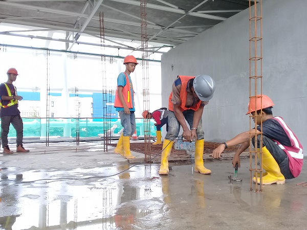 Pekerja menyelesaikan pembangunan LRT pada Senin (14/1).  (Alinea/Achmad Al Fiqri)