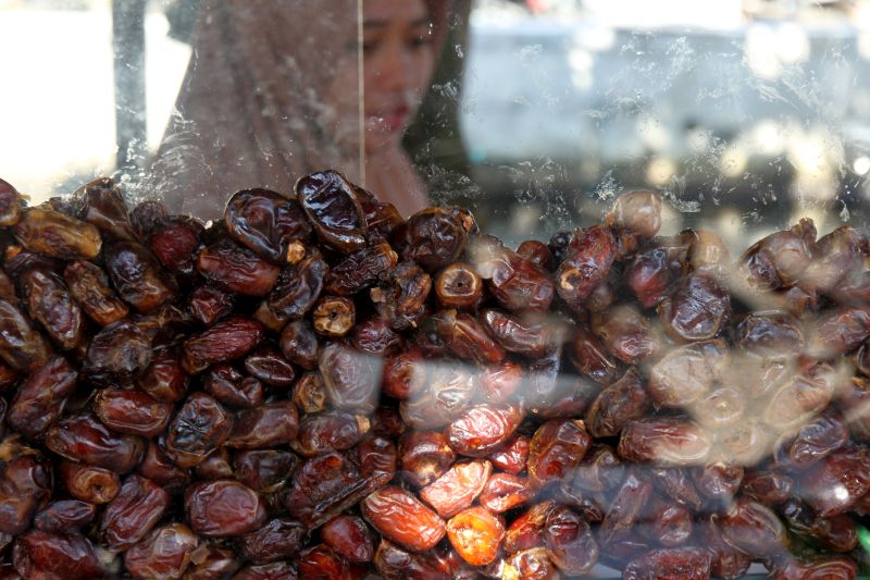 Kurma memiliki kandungan lain yang sangat berguna bagi kesehatan tubuh. Setiap butir buah kurma, di antaranya mengandung vitamin A, asam folat, kalsium, kalium, dan magnesium.