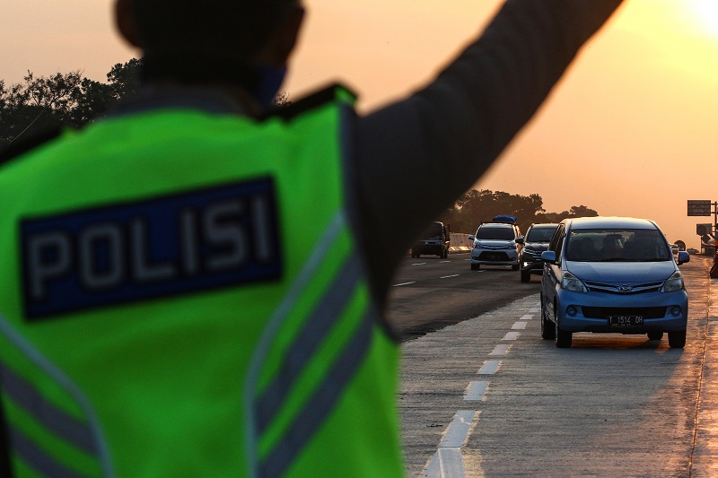 Petugas mengatur lalu lintas di Gerbang Tol Cikampek Utama, Jawa Barat, Jumat (31/5). / Antara Foto
