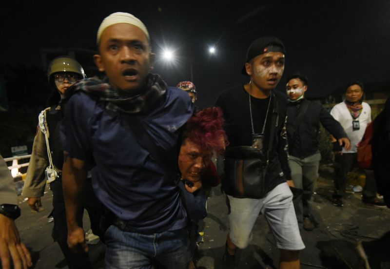 Personel kepolisian mengamankan seorang provokator kericuhan saat terjadi bentrokan di kawasan Slipi Jaya, Jakarta, Rabu (22/5)./ Antara Foto
