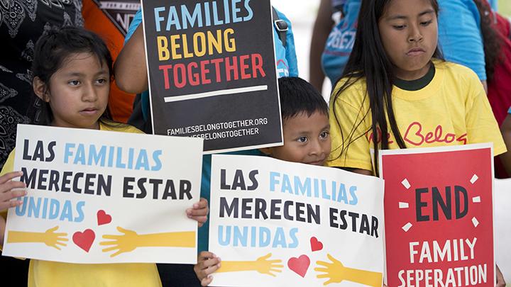 Protes anak-anak imigran atas kebijakan Trump./ AFP