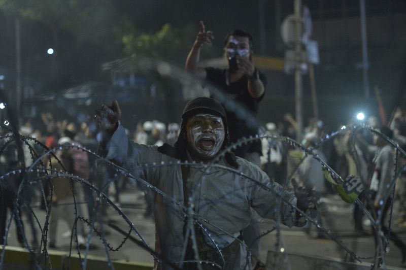 Sejumlah massa aksi terlibat kericuhan di depan gedung Bawaslu, Jakarta, Rabu (22/5)./ Antara Foto
