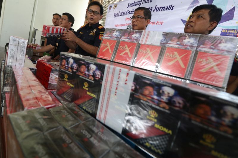 Petugas memperlihatkan barang bukti rokok tanpa pita cukai yang diamankan di kantor Pengawasan dan Pelayanan Bea Cukai Kediri, Jawa Timur, Rabu (13/2). /Antara Foto.